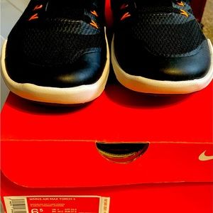 Black nike sneakers 6 boys